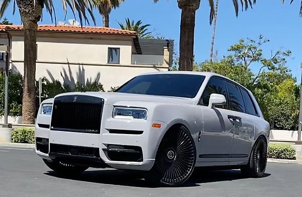 zona_milli's tweet photo. So na now wizkid dey receive these cars he bought since last year? 😂😂 and baba went to Africa and bought another 2 rolls again 😂😂 richest in Africa 💰💰💰 https://t.co/biMCO84u6M