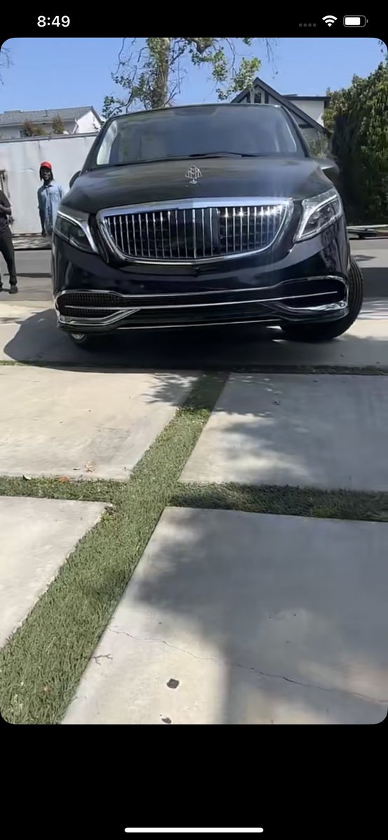 zona_milli's tweet photo. So na now wizkid dey receive these cars he bought since last year? 😂😂 and baba went to Africa and bought another 2 rolls again 😂😂 richest in Africa 💰💰💰 https://t.co/biMCO84u6M