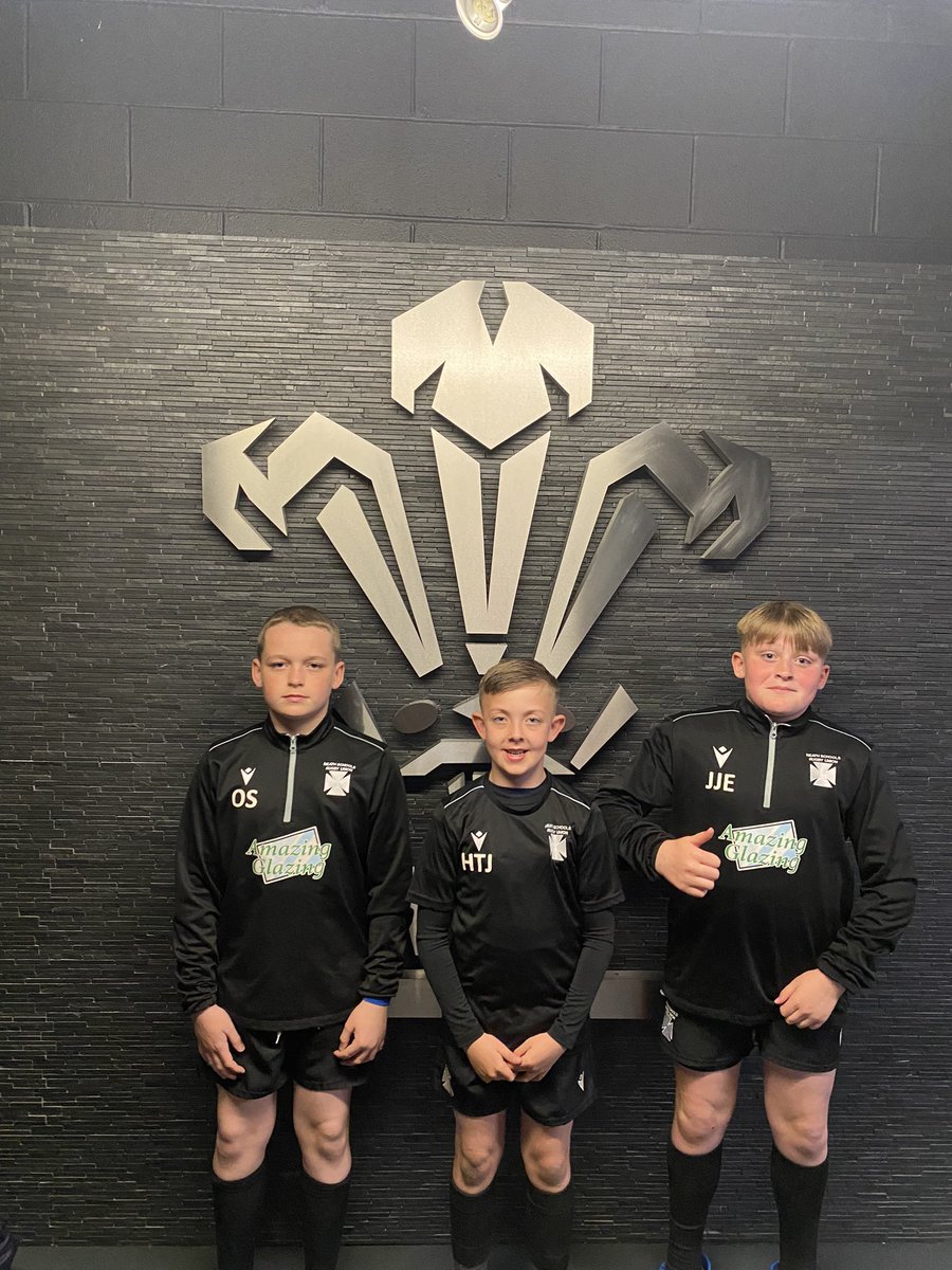 Trebanos15s's tweet photo. Couldn’t be prouder for these 3 Trebanos boys representing @NeathSchoolsU11 today. Coming home with some silverware as DC Thomas Bowl winners. Couldn’t have done it without all the support from the Banos Family @TrebanosRFCJuni @TrebanosRugby https://t.co/gVYw4uiQzC