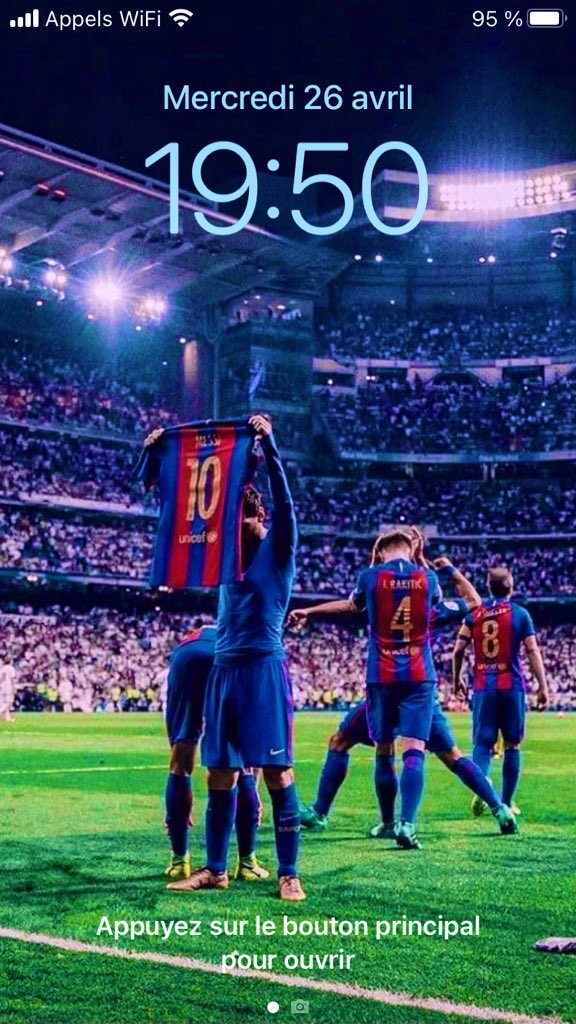NBZ91210's tweet photo. @_BeFootball Le goat climatisants le Bernabeu https://t.co/qJ5TzJcPTh