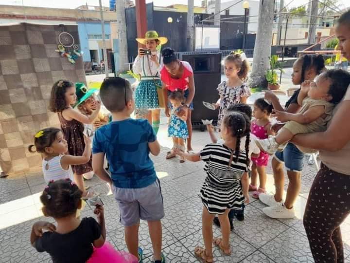 Recuerda este domingo a las 10:00 am a la Peña Infantil en el Centro Cultural Las Palmas de @MatanzasArtex1 'El Duende y Yo', juegos, tesoros escondidos, adinanzas,  títeres y muchas otras sorpresas.
#MatancerosEnVictoria 
#35artex #GobMtz