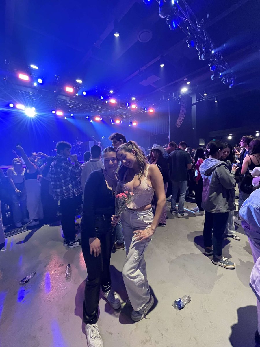 CarliFestas's tweet photo. finally got to give him his flowers🥺joshua bassett toronto april 25 2023 #joshuabassett https://t.co/MKxCsFpCRQ