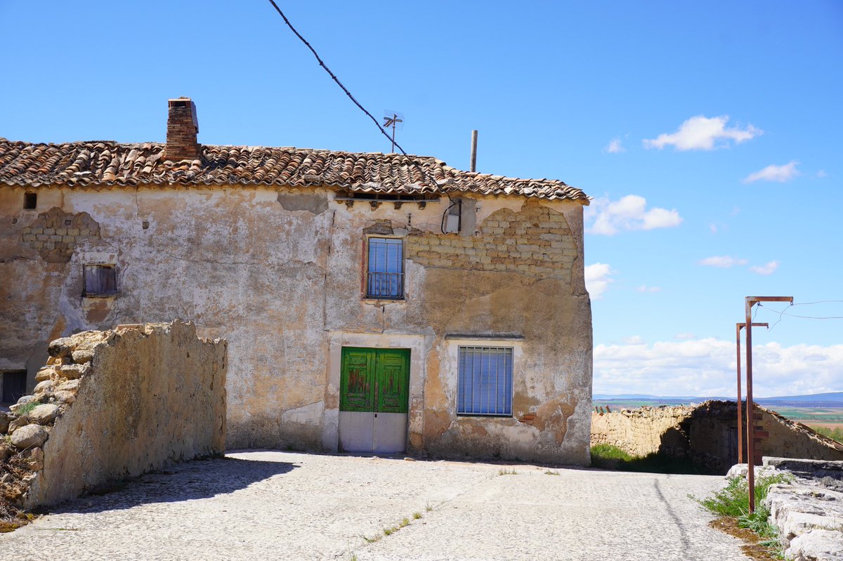 Daviddcoba's tweet photo. Los románticos y demás escritores melancólicos y nostálgicos del siglo pasado -y de todos los tiempos- encontraron por el medio rural muchas miserias y penurias y muchas grandezas caídas, pero hay algo que no vieron y hoy verían: el vacío, la ausencia de historias vivas. https://t.co/kwUboJLkpD