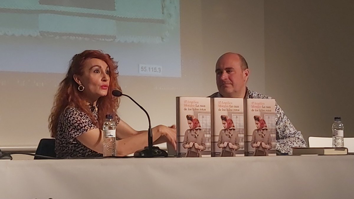 "Esta novela es un telar lleno de emociones", <a href="/poeta_angelica/">Angélica Morales</a> en la presentación de 'La casa de los hilos' en #Barbastro, junto a Víctor, de <a href="/librosbarbastro/">Librería Castillón</a>