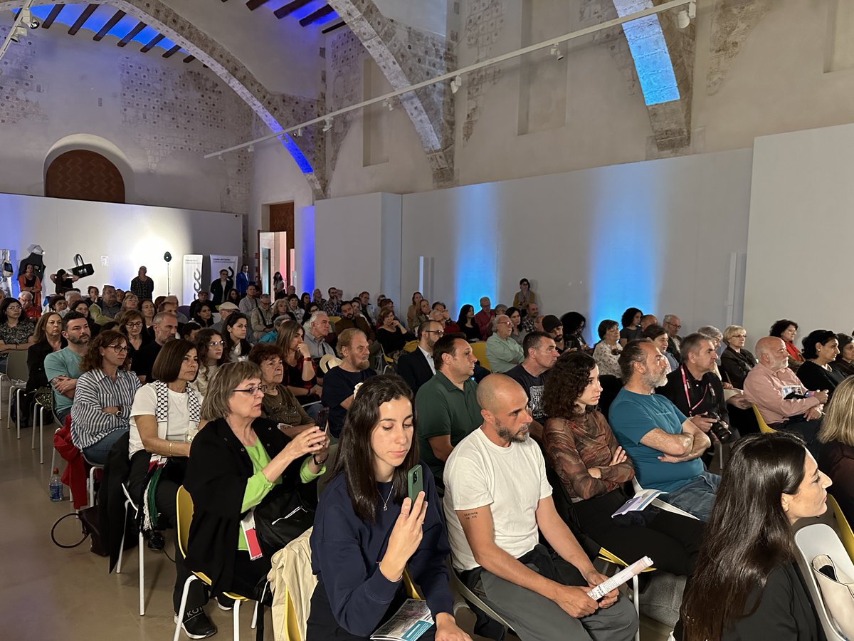centredelcarme's tweet photo. #ConversaPalestina🗣 Hui al #CCCC dialoguem sobre la situació actual de la població refugiada de #Palestina amb @UNRWAes.

💬 A la conversa, presentada per @LolaBanon,  participen Rawaa Abu Abdou i Omar Dogaym (refugiats) i els experts d'Orient Pròxim @SusoNunez i @Raquel_Marti_. https://t.co/SPyB3jii0s