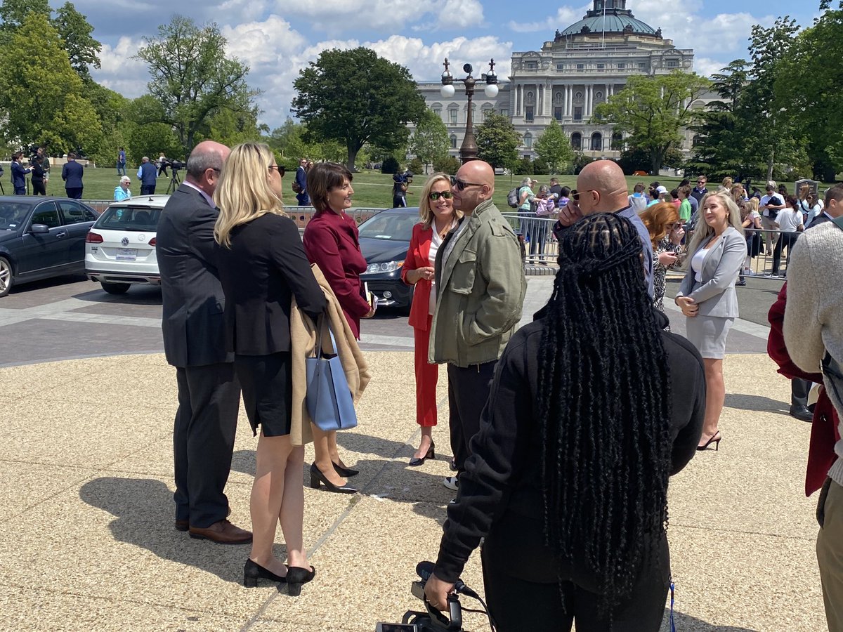 Alexruoff's tweet photo. Fat Joe talks with Rep Cathy McMorris Rodgers — he’s here to talk hospital price transparency. https://t.co/IXgEhX0uCB