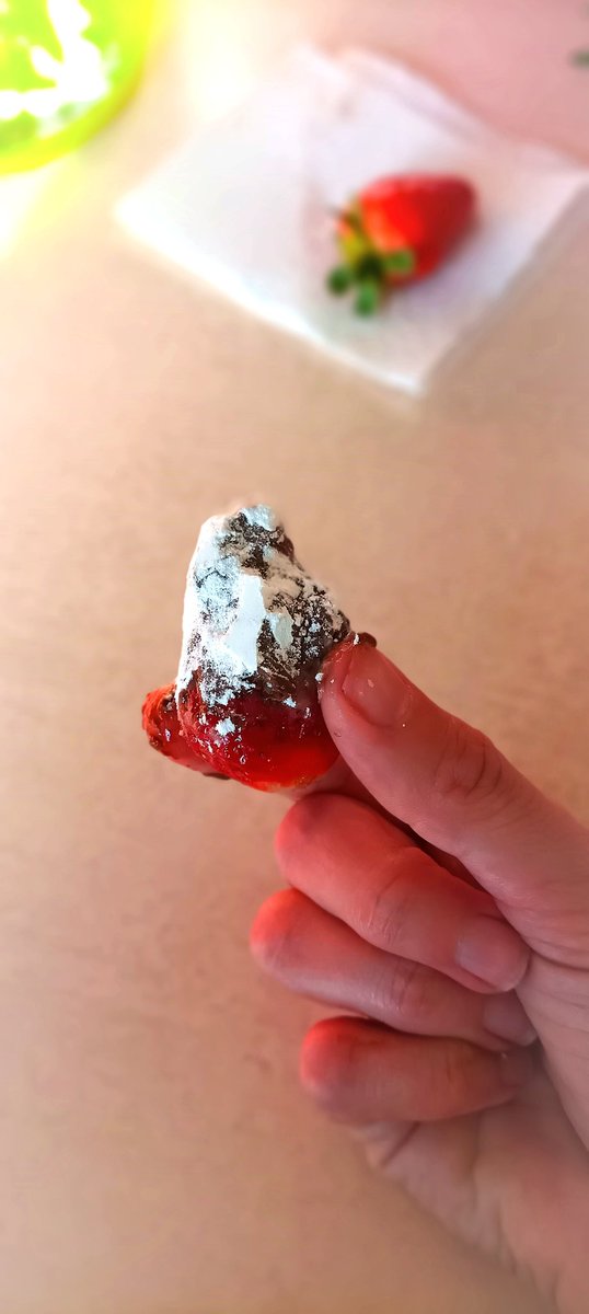 melounantho's tweet photo. Fraise, Nutella, sucre glace le combo parfait 👍🤤🍓 https://t.co/1R6d0ytf0j