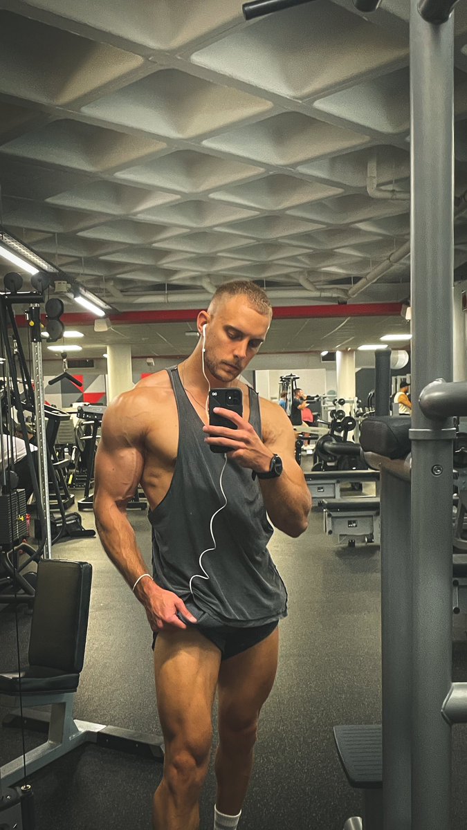 that_ripped_guy's tweet photo. Same day different angle 🍑 https://t.co/DP6tu9IAwm