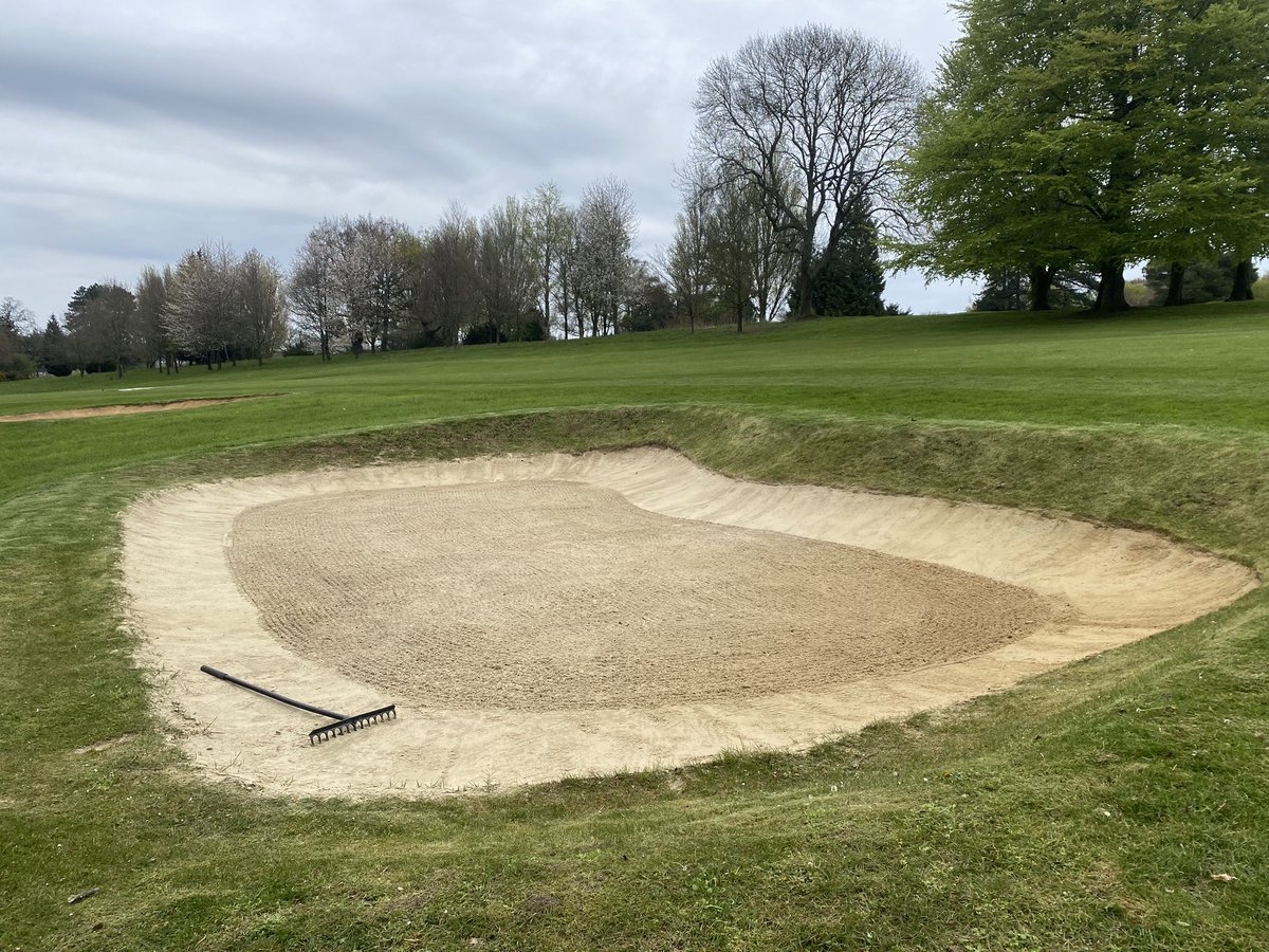 It was all about the bunkers today. Preparation for the captains drive in on Sunday is well underway.

The team pulling out all the stops! 

Strim, blow, weed and rake ✅ 

😍👏