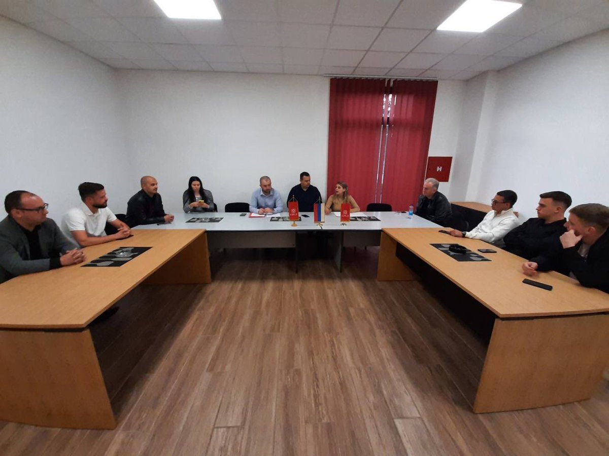 msdsrpska's tweet photo. Обилазимо нашу Републику, сваки град и општина заслужују једнак третман и посебну пажњу што је наш циљ у будућем раду!
Успјешно је одржан састанак руководоства Младих социјалдемократа и ОО МСД #Srbac. https://t.co/hwX0j18pjD