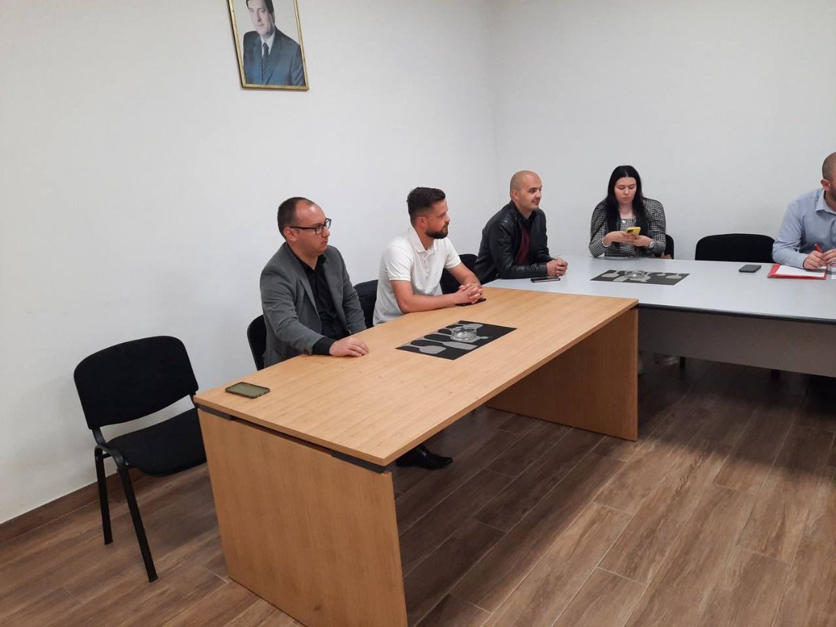 msdsrpska's tweet photo. Обилазимо нашу Републику, сваки град и општина заслужују једнак третман и посебну пажњу што је наш циљ у будућем раду!
Успјешно је одржан састанак руководоства Младих социјалдемократа и ОО МСД #Srbac. https://t.co/hwX0j18pjD