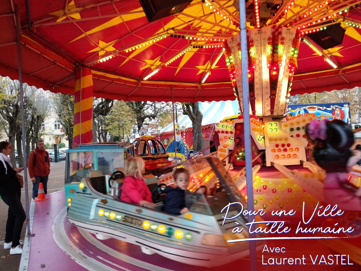 l_vastel's tweet photo. 🔵🎉 ON NE S’ENNUIE JAMAIS A FONTENAY !

Au programme pendant les vacances scolaires :
🏅 Stage multisports
🪴 Poterie
🎼 Musique
🎨 Peinture
🎭 Théâtre d’impro
🏊‍♂️ Natation
🎪 Carrousel
Et bien ➕ encore !

Il fait bon être jeune dans une #VilleATailleHumaine! 👶👧🧒 https://t.co/wc1SnblNnR