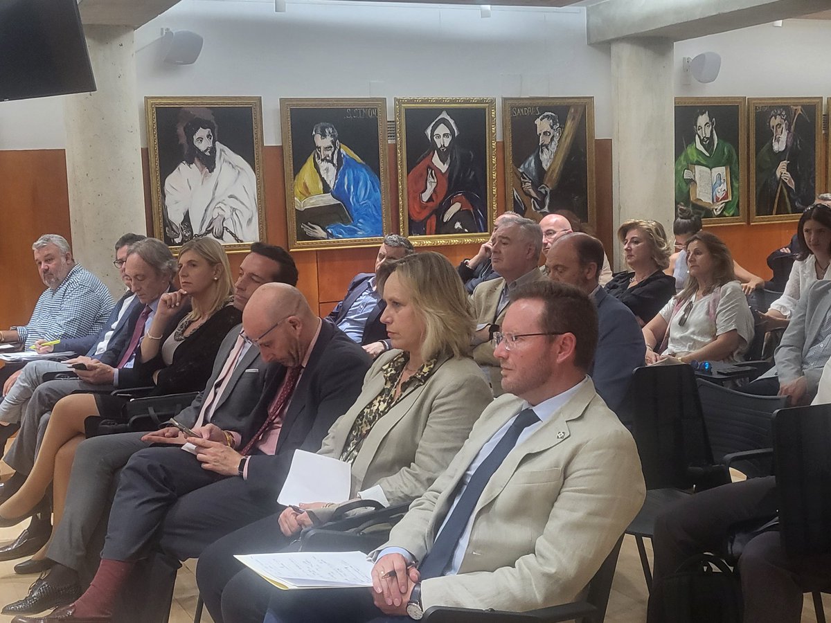 Mesa redonda"Los peritos ante la jurisdicción y su repercusión en el consumidor":D. Alberto del Águila, Juez Decano,D° María José Mártir, resp.Comisión Pericial UPG, D° Ana Nestares,letrada Admin Justicia, D. Miguel Ángel Ruiz, presidente Asecón, D° Mar Solera,presidenta Facua Gr