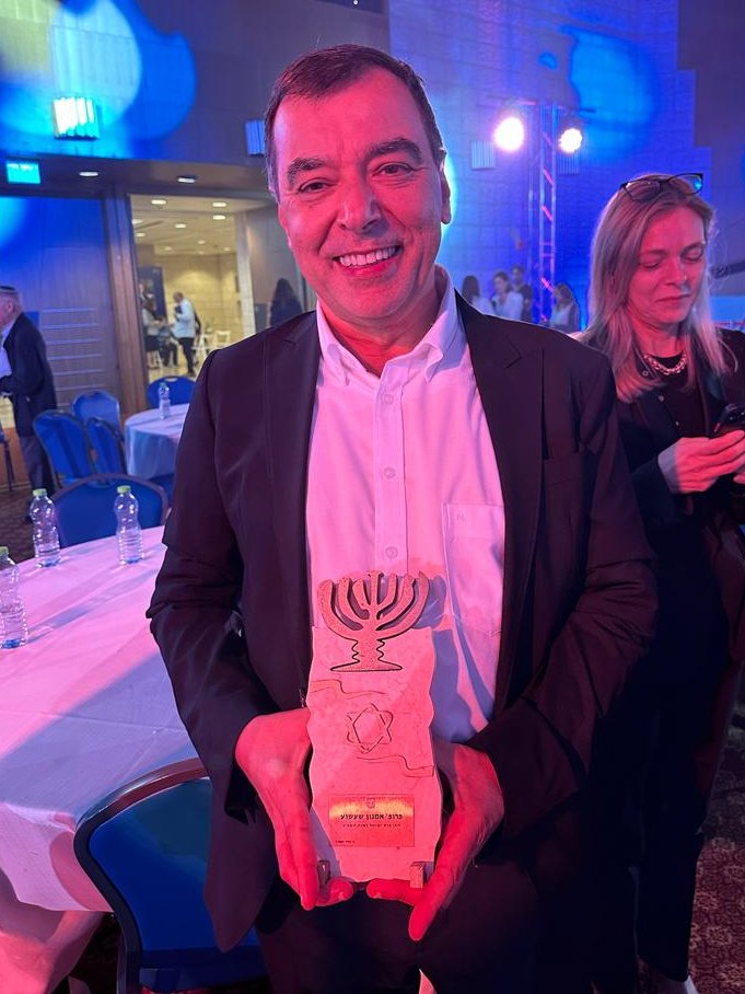 AmnonShashua's tweet photo. נפל בחלקי הכבוד והזכות הנדירה לקבל הערב, יום העצמאות ה-75, את פרס ישראל למפעל חיים. הנאום שלי מהטקס הערב:

נשיא המדינה, מר יצחק הרצוג,
ראש הממשלה, מר בנימין נתניהו,
יושב ראש הכנסת, מר אמיר אוחנה,
נשיאת בית המשפט העליון, השופטת אסתר חיות,
שר החינוך, מר יואב קיש,
ראש העיר ירושלים, מר משה ליאון,
כלות וחתני פרס ישראל,
מכובדי כולם,

נפלה בחלקי זכות, זכות נדירה, לשאת דברים בשם כלות וחתני פרס ישראל. כך אני מוצא עצמי עומד כאן היום, בשורה אחת עם ענקי הארץ, אשר נתנו ונותנים למען מדינת ישראל ועם ישראל. כל אחת ואחד מהם מקור השראה בעשייתו.
לפני למעלה משלושים שנה, נסעתי ללימודי דוקטורט במדעי המח, בינה מלאכותית ומדעי המחשב באוניברסיטת MITשבבוסטון, ארצות הברית. האוניברסיטה הטכנולוגית הטובה ביותר בעולם. זאת הייתה אחת מחוויות השיא של חיי.
ב-MITפגשתי אנשים מכול העולם, כולם היו חכמים, מוכשרים וגאונים בתחומם. שותפי למשרד הגיע ממדינה שמספר התושבים בה גדולה פי חמישה-עשר מזו שבמדינת ישראל.
באחד הימים, הוא נכנס למשרד שלנו נרגש וסיפר לי שפגש סטודנט ממדינתו.
"מה הסיכוי שזה יקרה?" שאל בפליאה מלאת גאווה.
חשבתי לעצמי שאני, במהלך חודשיים בלבד, הכרתי ב – MIT עשרות ישראלים, ממגוון פקולטות. למעשה, דיברתי שם כל כך הרבה עברית עד שכבר דאגתי שהאנגלית שלי לא משתפרת.

כבר אז היה לי ברור שישראל היא פלא בכול קנה מידה. היא נס.
על הנס הזה, אני מבקש לדבר היום.

בכול קצה של פירמידה, כול פסגה,
גבוהה וצרה ככול שתהיה,
ניתן למצוא עוד לפחות ישראלי אחד.

במפגשים עם המדענים הטובים בעולם,
ובמגעים עם  היזמים והמנהלים הגדולים של ימינו,
חוויתי את המצוינות הישראלית שוב ושוב.
מצוינות עוצמתית שאין מילה מתאימה יותר מ'נס' - כדי לתארה.

בעשרות שנות פעילות אקדמית ועסקית ברחבי העולם,
הרגשתי, ועודני מרגיש, זכות עילאית,
להיות שגריר של כבוד למדינת ישראל.
--
כילד התאהבתי בטכנולוגיה.
בניתי "ווקי טוקי" כדי לתקשר עם החברים בשכונה.
אבי המנוח נהג לומר שזו דוגמא לכך שתמיד הייתה בי רוח יזמית.

בגיל בר מצווה, עשור לפני המחשב האישי,
כתבתי את הקוד הראשון בחיי.
זה היה בשפת פורטרן על מחשבים של פעם,
עם כרטיסים מנוקבים.
עד כמה שזה נראה דל יחסית למחשבים של היום, התרשמתי מהעוצמה שבדבר.
הבנתי שמדעי המחשב ישנו את העולם ונרשמתי למגמת מדעי המחשב בתיכון "אורט טכניקום", בגבעתיים.
עד לגיוס לצבא, כל עולמי סביב טכנולוגיה.
צה"ל היה הסטרט-אפ הראשון שהכרתי.
השירות בשריון כחייל, כקצין ומפקד,
ההזדמנות לפקד על צעירים ממני בשנה,
כובד האחריות הכרוך בפיקוד והחיכוך המתמיד עם לחצים –
נטעו בי מנהיגות ויוזמה.
הרגשתי שאין מכשול שלא אוכל לו.

מסלול חיי הביא אותי לשילוב בין אקדמיה ליזמות טכנולוגית.
המפורסם בין הפרויקטים היזמיים שלי הוא 'מובילאי',
שנסחרת היום בנאסד"ק כחברה הגדולה בישראל מבחינת שווי שוק.
מובילאי מעסיקה מעל שלושת אלפים עובדים שמשנים את העולם - מישראל.
בעיני, זה נס אמיתי.
--
העשייה המשותפת בחברה הישראלית עם רעייתי-שותפתי ענת, חשפה אותי לזרמים השונים בחברה הישראלית, והייתה עבורי שיעור לחיים.
למדתי שהמשותף והמחבר בינינו, בין כולנו, עולה על המפריד.
ואז הבנתי את גודל הנס.
--
אך החפץ בניסים מחויב בזיעה, בכאבים ובעבודה קשה.
אלה ימים קשים בישראל.
לכולנו.
אנו עומדים מול שבר עמוק.

בתחום העשייה שלי אומרים ש"לא מבזבזים משבר טוב".
יזם לא רואה לנגד עיניו בעיות.
הוא רואה אתגרים והזדמנויות.
כשאין דרך – הוא פורץ דרך.
חדשה.
זו המשימה הדחופה שלנו כעת.

אנחנו חייבים לשלב כוחות ולפתור את המשבר הנוכחי תוך שמירה קפדנית על עקרון הפרדת הרשויות וכיבוד מוסדות המדינה כולם: הרשות המחוקקת, המבצעת והשופטת.
כדי שלא נאבד את כל מה שהשגנו.
אם לא נשכיל לעשות את זה
גם ניסים לא יעזרו.

העולם נע במהירות קדימה ולנו אין זמן להתמהמה.
אנחנו חיים בתקופה שבה התמורות הטכנולוגיות מתרחשות במהירות אדירה.
טכנולוגיות המחשוב בדרכן לחצות סף קריטי לאנושות;
המחשבים הופכים למכונות שיכולות להיות שותפות  חשיבה לבני האדם.
מדינות וחברות שלא ישכילו להבין את גודל המהפכה בזמן
תישארנה מאחור. ותספקנה את חוטבי העצים ושואבי המים של אלה שהשכילו להבין את גודל השעה.

אנחנו,
הישראלים,
נמצאים במקום אידיאלי כדי לאמץ ולהוביל את התמורות הטכנולוגיות שישנו את העולם
ויעשו בו – ניסים ונפלאות!
--
אין האדם צועד לבדו. קצרה היריעה מלהודות לכול אלה שהיו משמעותיים במסע חיי.
שותפתי לחיים ולדרך ענת ,שלושת ילדינו ובני ובנות זוגם. שותפי בעבר, זיו אבירם ולשותפי בהווה שי שלו שוורץ,
הדוקטורנטים שלי לאורך השנים. חמישה מהם היום פרופסורים באוניברסיטאות בארץ.
סגל האוניברסיטה העברית, שותפיי להקמת חברות ההזנק אורקם, AI 21, בנק וואן זירו ומנטי רובוטיקס וכל העובדות והעובדים, שבלעדיהם אי אפשר לעשות ניסים.
אני מאחל לכולנו שהחכמה, הנחישות, האחדות, התקווה והרוח החופשית שהביאו אותנו עד הלום יאפשרו לנו להתגבר על המשברים שעומדים לפתחנו ולהזניק את אומתנו לעתיד מזהיר ב 75 השנים הבאות וגם אחריהן.

חג עצמאות שמח ותודה רבה.