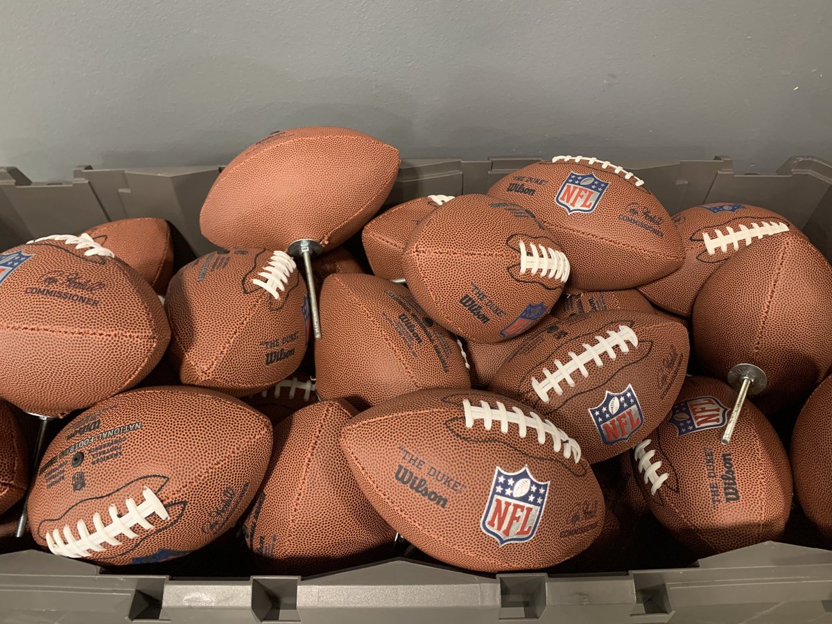 Was wondering what the ⁦<a href="/NFL/">NFL</a>⁩ was going to use for tee markers for their alumni tournament for the draft tomorrow. Good choice. #nfldraft