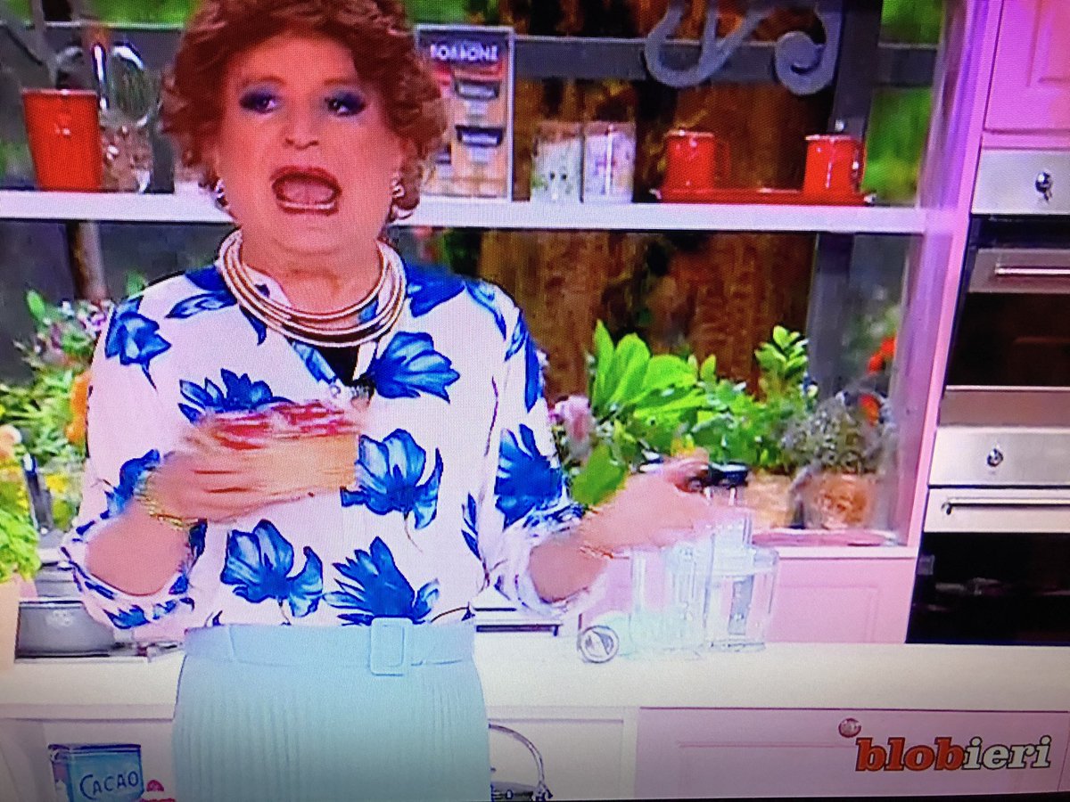 petronillarusso's tweet image. @BlobRai3 #blobieri lo show della signora Coriandoli a CTCF #blob