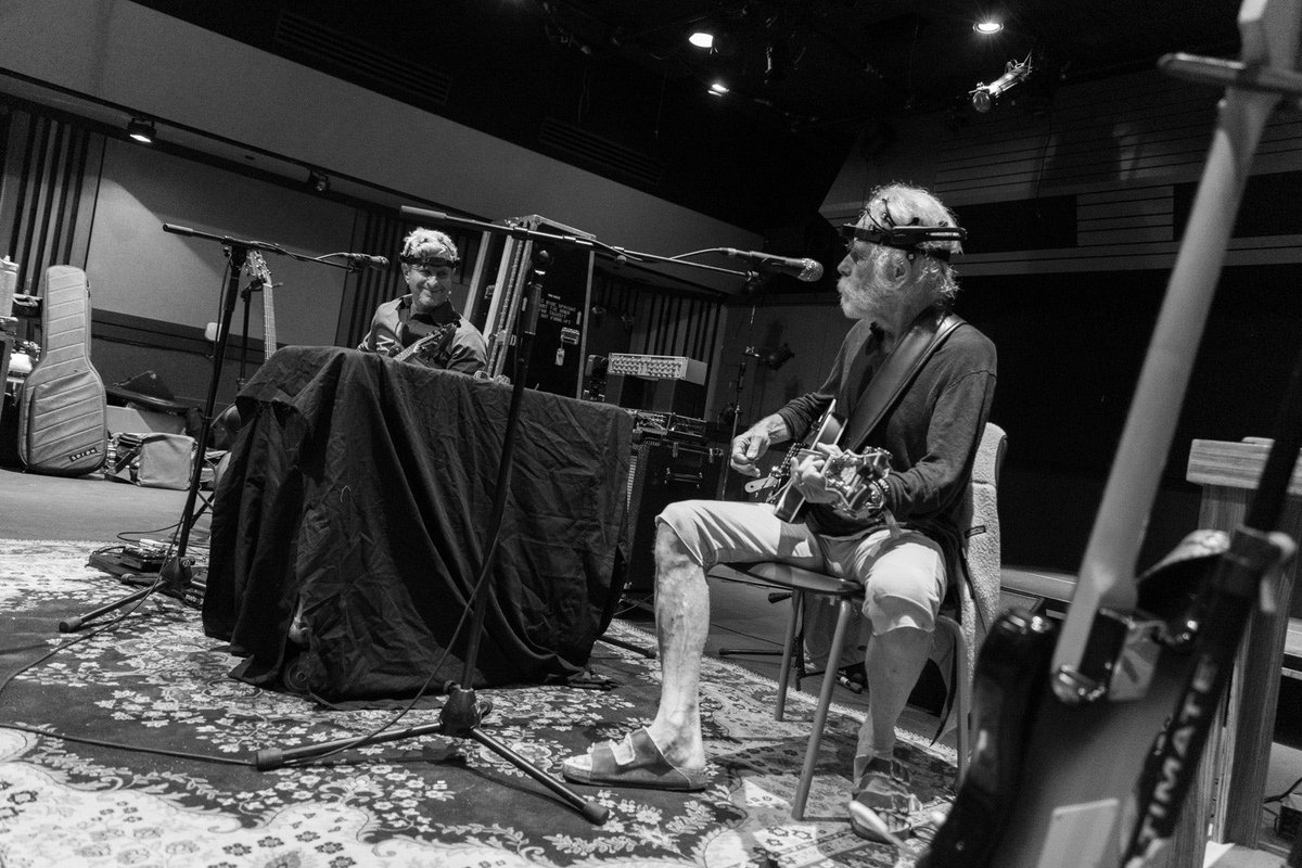 mike_gordon's tweet photo. “Things went down that we don’t understand but i think in time we will…” Happy Brainwave Day! w/ @BobWeir at TRI Studios 4/16/23. 
📷 Rene Huemer https://t.co/K9wXn4F9vQ