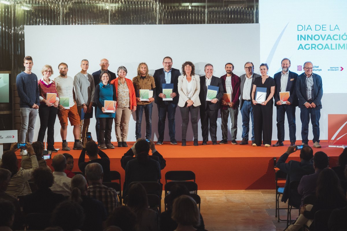 agriculturacat's tweet photo. La consellera @TeresaJorda ha fet entrega dels guardons dels #PremisPITA i els #PremisRuralapps 2022

💬 "La innovació és clau per fer més resilient el sector primari davant l'actual context d'emergència climàtica"

👉 https://t.co/4sKzfmvyJO https://t.co/1UuCw8JboR