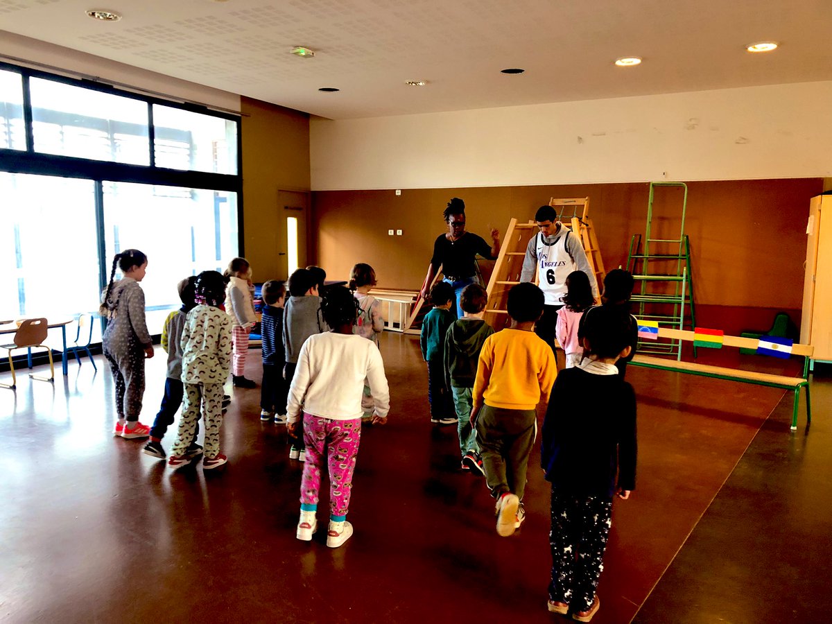 YMerzi's tweet photo. Le mercredi, c’est permis ! Journée pyjama et ateliers danse au centre de loisirs #Thill #19e 🐻🐻❄️ https://t.co/7s0PFxB5bq