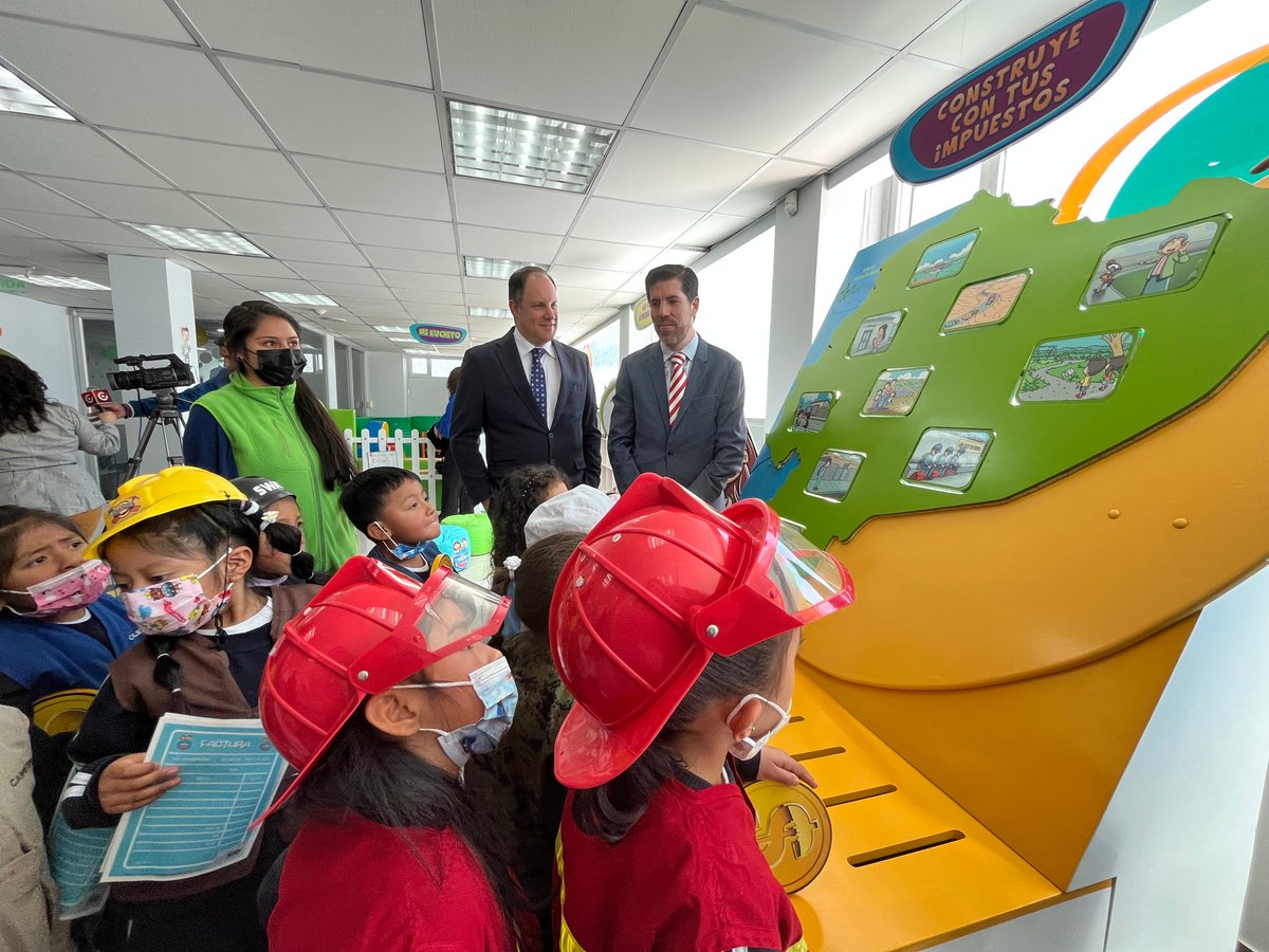 SRIoficialEc's tweet photo. Promovemos la cultura tributaria desde la niñez

El Subdirector @RicardoFloresG compartió con estudiantes de la Escuela Manuela Cañizares un recorrido por el #RincónDelCiudadanitoFiscal, un espacio de enseñanza lúdica sobre temas tributarios. https://t.co/xbnROeRqdm