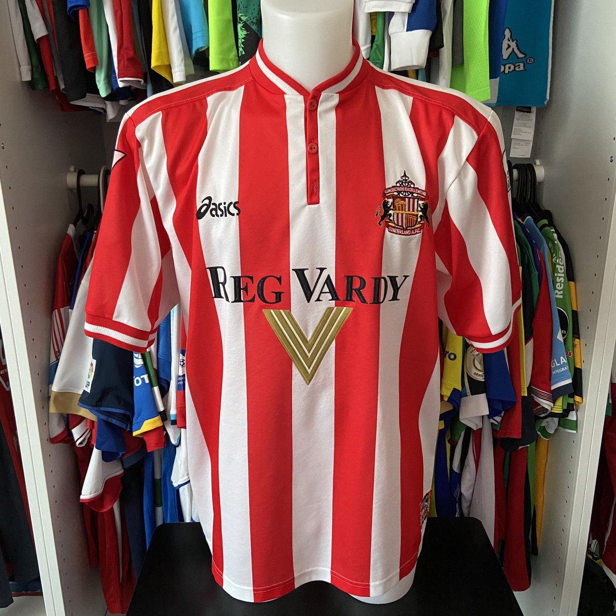 DanMureddu's tweet image. Team: @SunderlandAFC 🏴󠁧󠁢󠁥󠁮󠁧󠁿
Made by: @ASICSeurope 
Player: #KevinPhillips 🏴󠁧󠁢󠁥󠁮󠁧󠁿

#PremierLeague #Sunderland #sunderlandtillidie #asics #englishfootball #football #footballshirts #footballshirtscollection #footballjersey #magliecalcio #Calcio