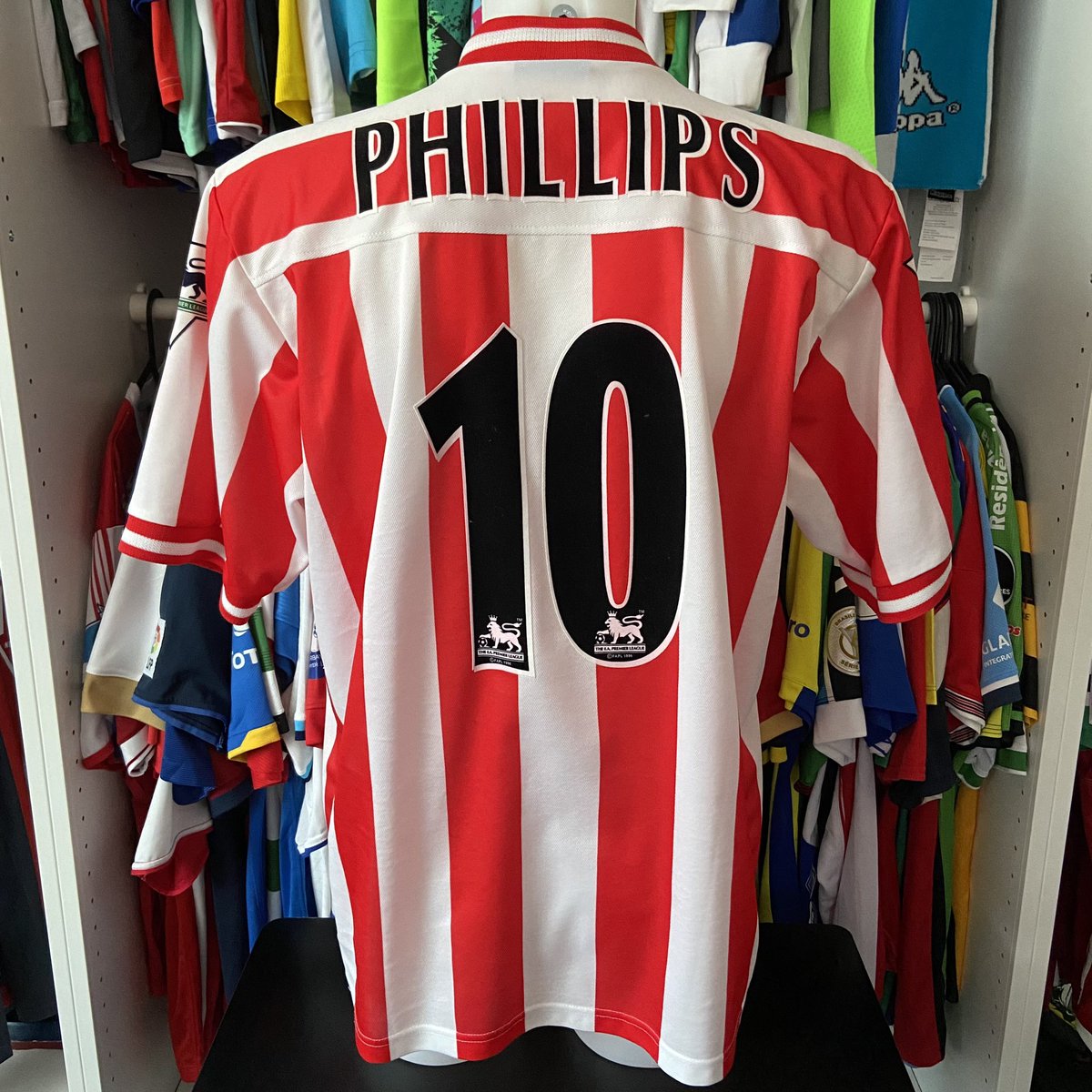 DanMureddu's tweet image. Team: @SunderlandAFC 🏴󠁧󠁢󠁥󠁮󠁧󠁿
Made by: @ASICSeurope 
Player: #KevinPhillips 🏴󠁧󠁢󠁥󠁮󠁧󠁿

#PremierLeague #Sunderland #sunderlandtillidie #asics #englishfootball #football #footballshirts #footballshirtscollection #footballjersey #magliecalcio #Calcio