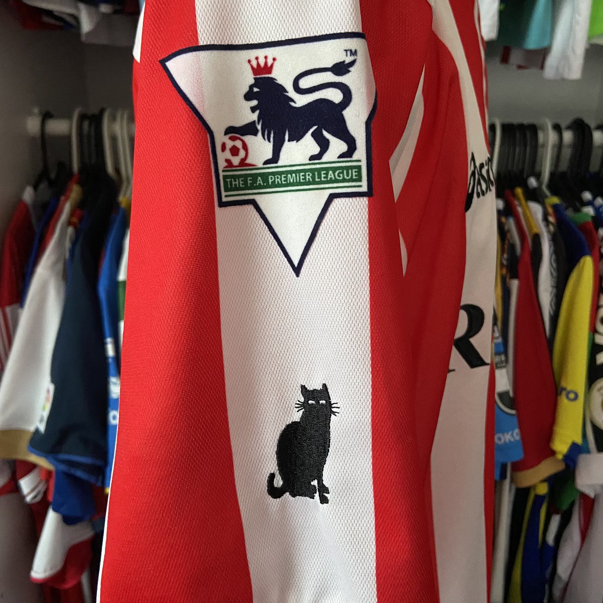 DanMureddu's tweet image. Team: @SunderlandAFC 🏴󠁧󠁢󠁥󠁮󠁧󠁿
Made by: @ASICSeurope 
Player: #KevinPhillips 🏴󠁧󠁢󠁥󠁮󠁧󠁿

#PremierLeague #Sunderland #sunderlandtillidie #asics #englishfootball #football #footballshirts #footballshirtscollection #footballjersey #magliecalcio #Calcio