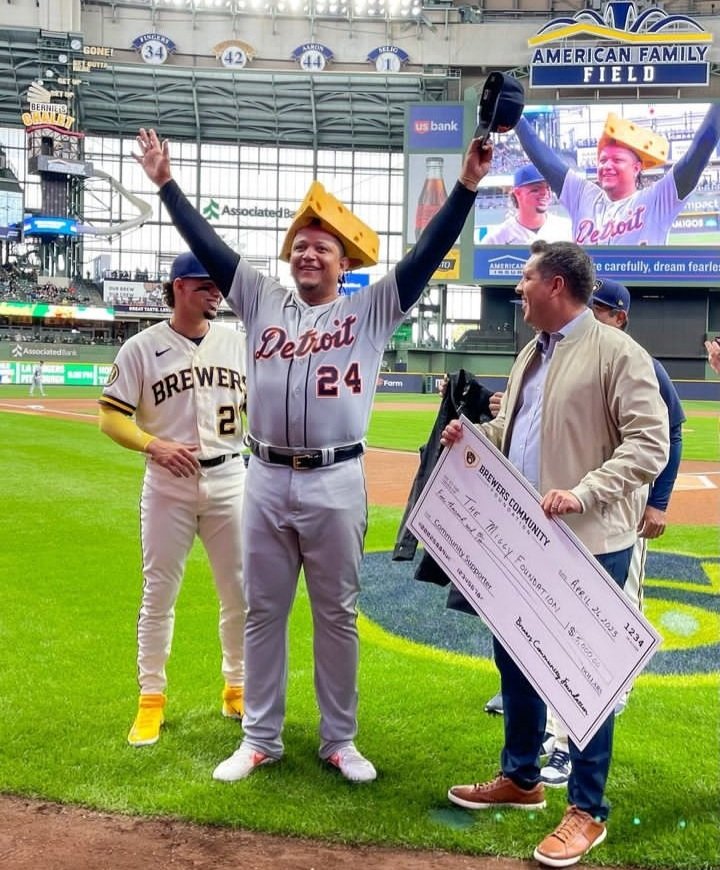 GrandSlamMLB's tweet photo. ✅ Homenaje a Miguel Cabrera de los Milwaukee Brewers, bien merecido por su gran trayectoria
@Brewers #Miggi @MLB https://t.co/Kb8IC1Qx5v