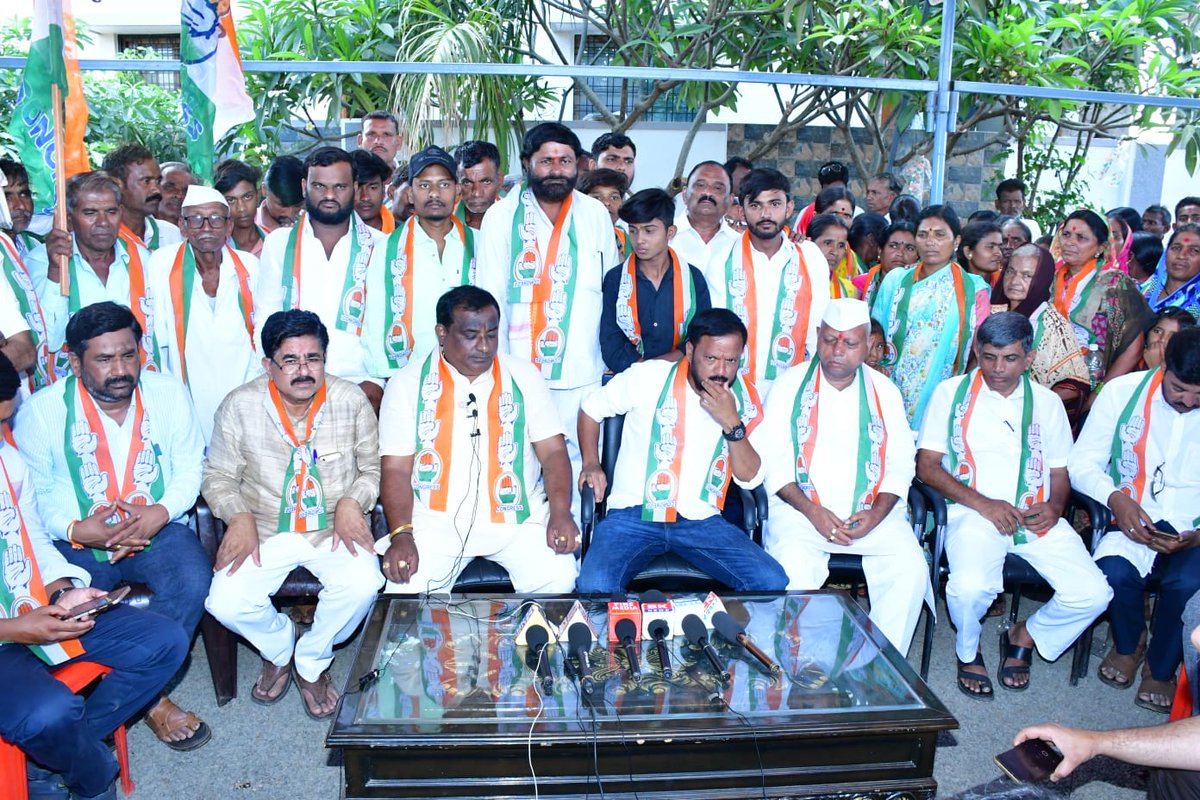MLCvijaysingh's tweet photo. #ಬಸವಕಲ್ಯಾಣ ಮತಕ್ಷೇತ್ರದ ಹುಲಸುರು ತಾಲೂಕು ಪಂಚಾಯತ್ ಮಾಜಿ ಅಧ್ಯಕ್ಷರು ಹಾಗೂ ಬೇಲೂರು ಗ್ರಾಮದ ಬಿಜೆಪಿ ಹಿರಿಯ ಮುಖಂಡರಾದ ಸನ್ಮಾನ್ಯ ಶ್ರೀ ಸಿದ್ರಾಮ ಕಾಮಣ್ಣರವರು ಬಿಜೆಪಿ ಪಕ್ಷದ ನಡವಳಿಕೆ ಇಂದ ಬೇಸತ್ತು ಇಂದು ಅವರ ಅಪಾರ ಜನರೊಂದಿಗೆ ಕಾಂಗ್ರೆಸ್ ಪಕ್ಷಕ್ಕೆ ಸೇರ್ಪಡೆಯಾದರು.
#Basavakalyan @rssurjewala https://t.co/p3BS5I7qO3
