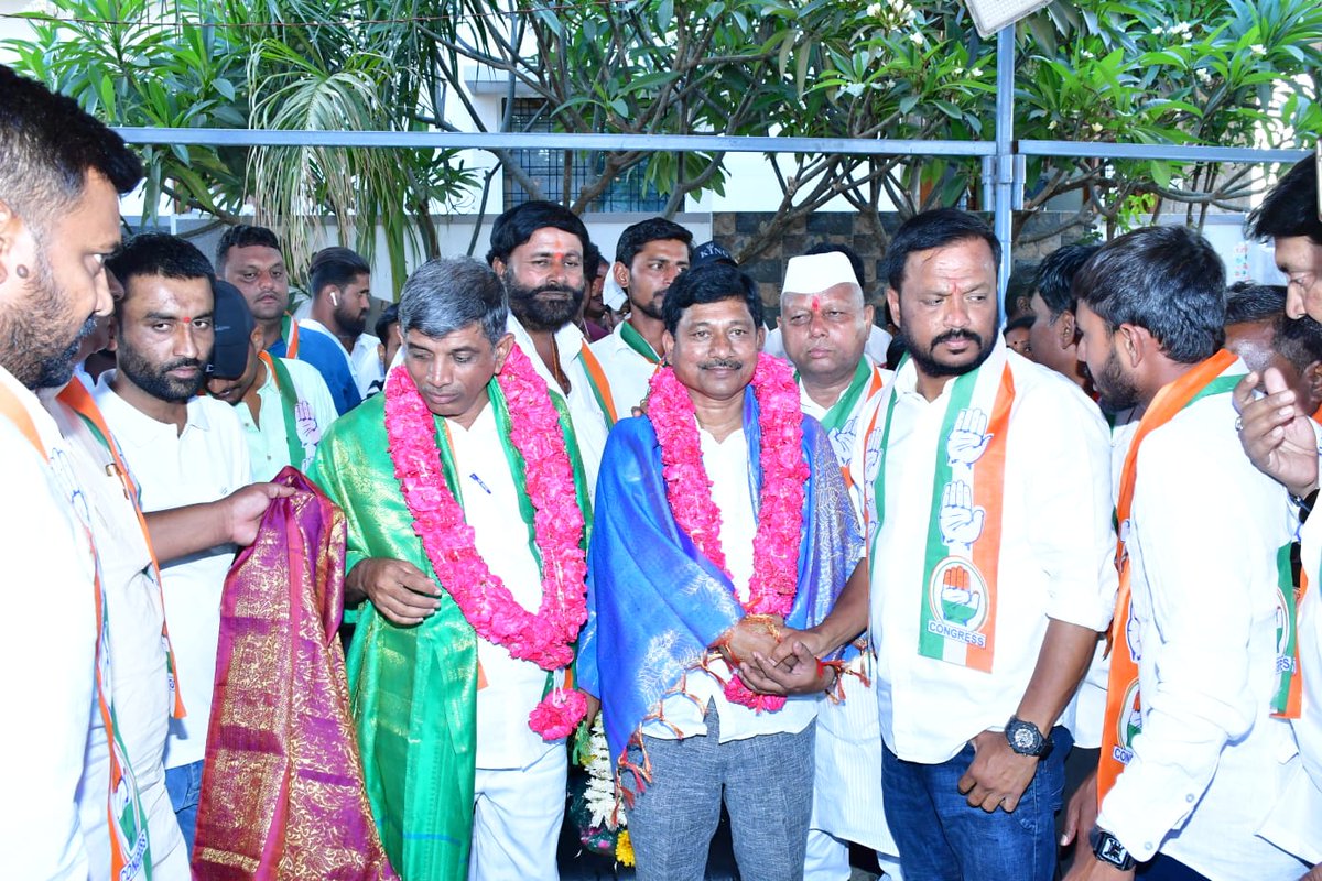 MLCvijaysingh's tweet photo. #ಬಸವಕಲ್ಯಾಣ ಮತಕ್ಷೇತ್ರದ ಹುಲಸುರು ತಾಲೂಕು ಪಂಚಾಯತ್ ಮಾಜಿ ಅಧ್ಯಕ್ಷರು ಹಾಗೂ ಬೇಲೂರು ಗ್ರಾಮದ ಬಿಜೆಪಿ ಹಿರಿಯ ಮುಖಂಡರಾದ ಸನ್ಮಾನ್ಯ ಶ್ರೀ ಸಿದ್ರಾಮ ಕಾಮಣ್ಣರವರು ಬಿಜೆಪಿ ಪಕ್ಷದ ನಡವಳಿಕೆ ಇಂದ ಬೇಸತ್ತು ಇಂದು ಅವರ ಅಪಾರ ಜನರೊಂದಿಗೆ ಕಾಂಗ್ರೆಸ್ ಪಕ್ಷಕ್ಕೆ ಸೇರ್ಪಡೆಯಾದರು.
#Basavakalyan @rssurjewala https://t.co/p3BS5I7qO3