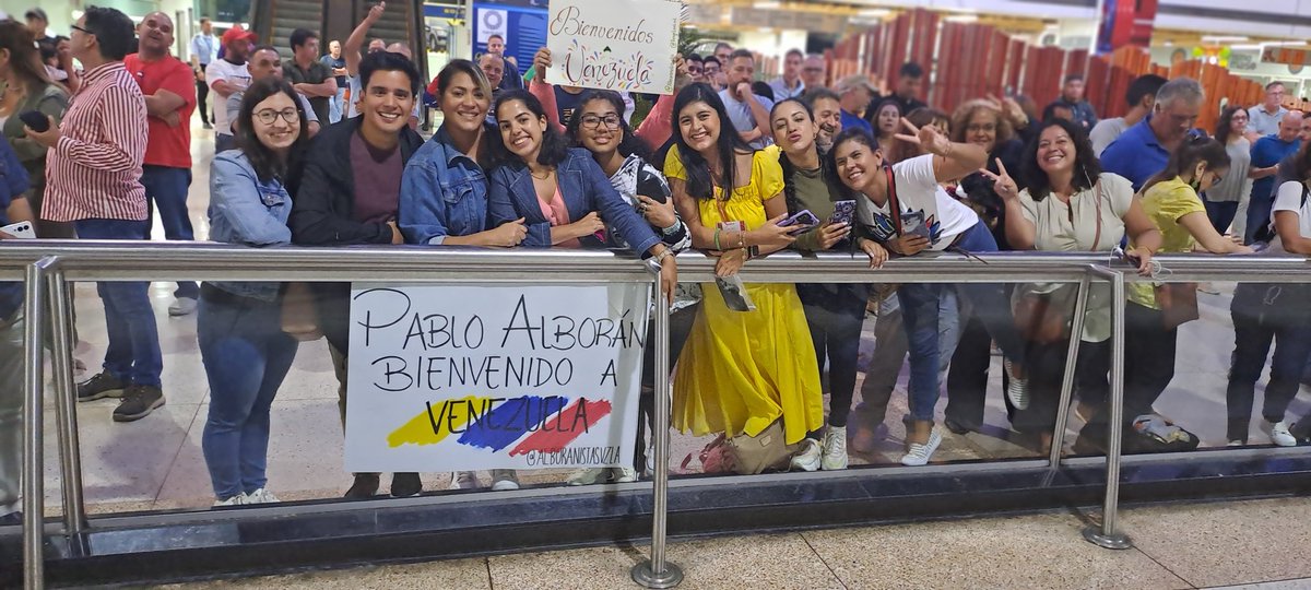 thaireck's tweet photo. Esperando la llegado de @pabloalboran @invershow @AlboranistasVzl https://t.co/RuSiGhnRby