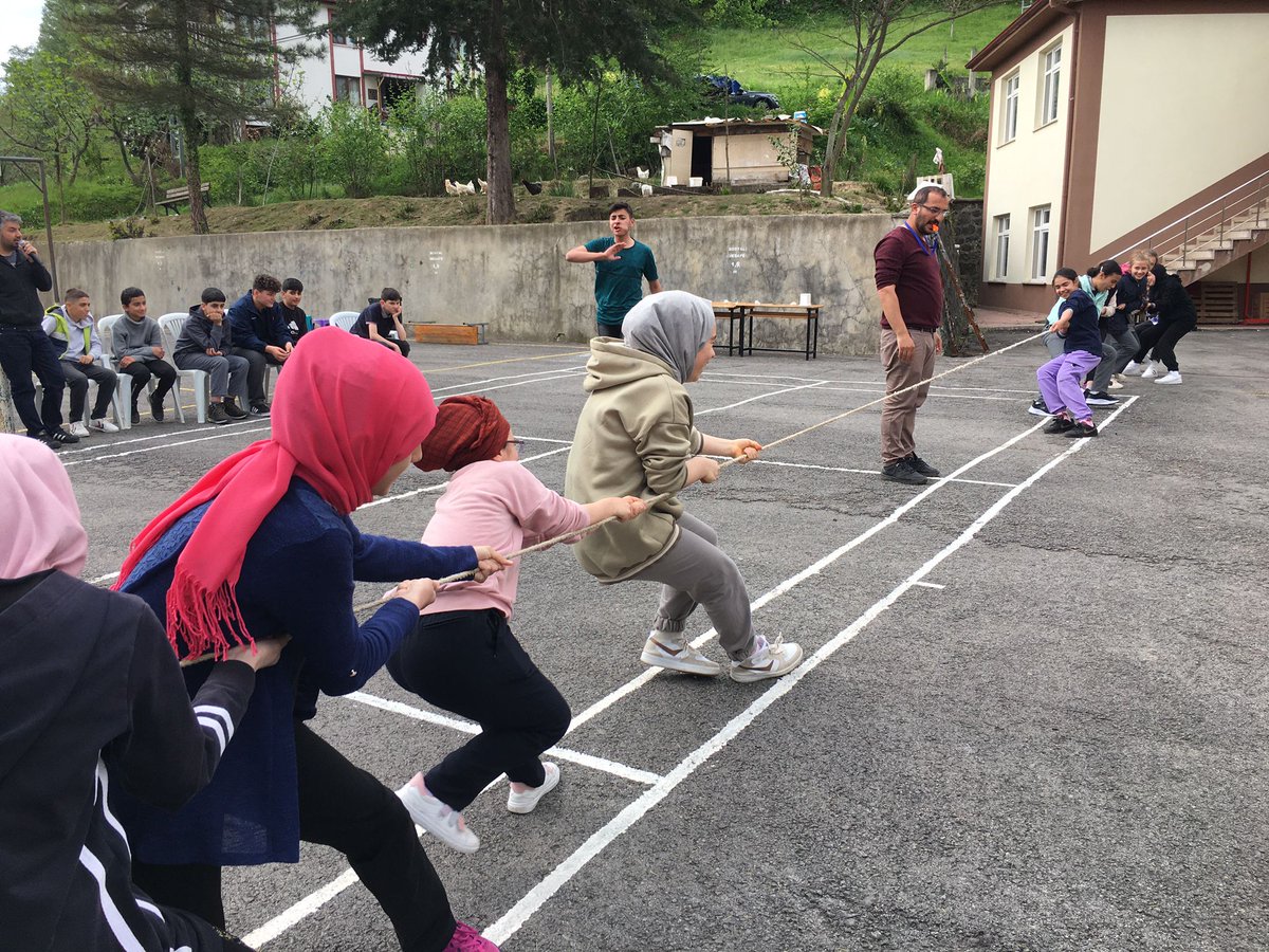 HaciahmetogluOF's tweet photo. 23 Nisan Ulusal Egemenlik ve Çocuk Bayramı kapsamından okulumuzda düzenlenen etkinlik ve oyunlarda öğrencilerimiz doyasıya eğlendiler. M.Akif KILIÇ hocamıza emeklerinden dolayı teşekkür ederiz.
@yigitydemirer @EvrenGrms @ofmem1 https://t.co/N5cHWotJ4x