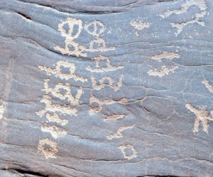 history_439's tweet photo. وسوم الإبل هي أرقام وحروف ثمودية عربية 
متوارثة منذ آلاف السنين و الشيء بشيء يذكر أن شعار وكيل سيارات #تويوتا في الكويت ( #الساير ) هو الرويكب وسم فخذ الوساما من قبيلة #مطير 

جميل الاعتزاز بالإرث الأصيل . https://t.co/p02P1srxpl