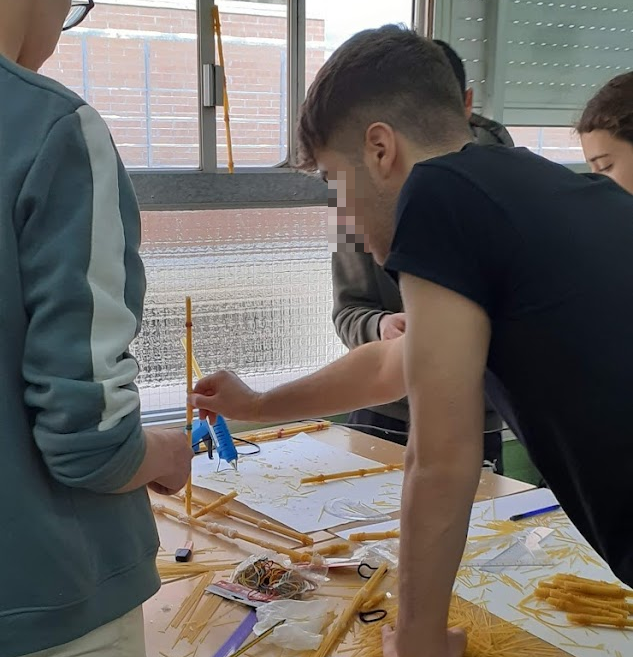 INSBaixCamp's tweet photo. Aquests dies ha tingut lloc la competició "Spaghetti Bridge 2023" on els alumnes de #física de 1r de BAT han demostrat les seves habilitats construint estructures que han arribat a soportar grans càrregues. #aprendrefent #treballenequip #xalaririure #STEAM #STEAMcat https://t.co/7aIdXWU6SL