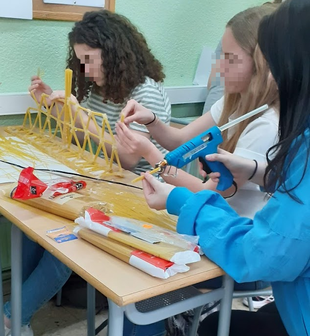 INSBaixCamp's tweet photo. Aquests dies ha tingut lloc la competició "Spaghetti Bridge 2023" on els alumnes de #física de 1r de BAT han demostrat les seves habilitats construint estructures que han arribat a soportar grans càrregues. #aprendrefent #treballenequip #xalaririure #STEAM #STEAMcat https://t.co/7aIdXWU6SL
