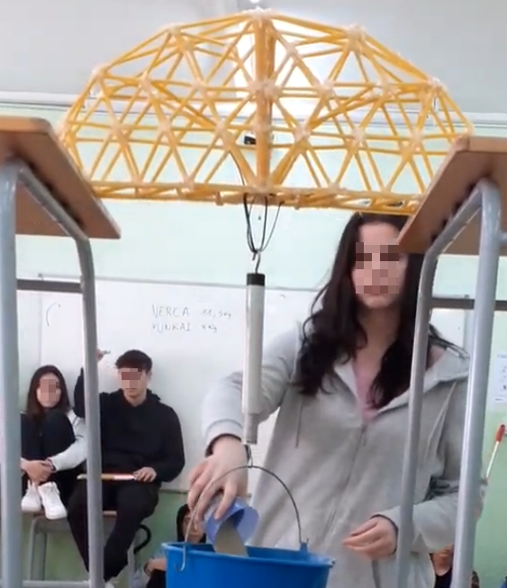 INSBaixCamp's tweet photo. Aquests dies ha tingut lloc la competició "Spaghetti Bridge 2023" on els alumnes de #física de 1r de BAT han demostrat les seves habilitats construint estructures que han arribat a soportar grans càrregues. #aprendrefent #treballenequip #xalaririure #STEAM #STEAMcat https://t.co/7aIdXWU6SL