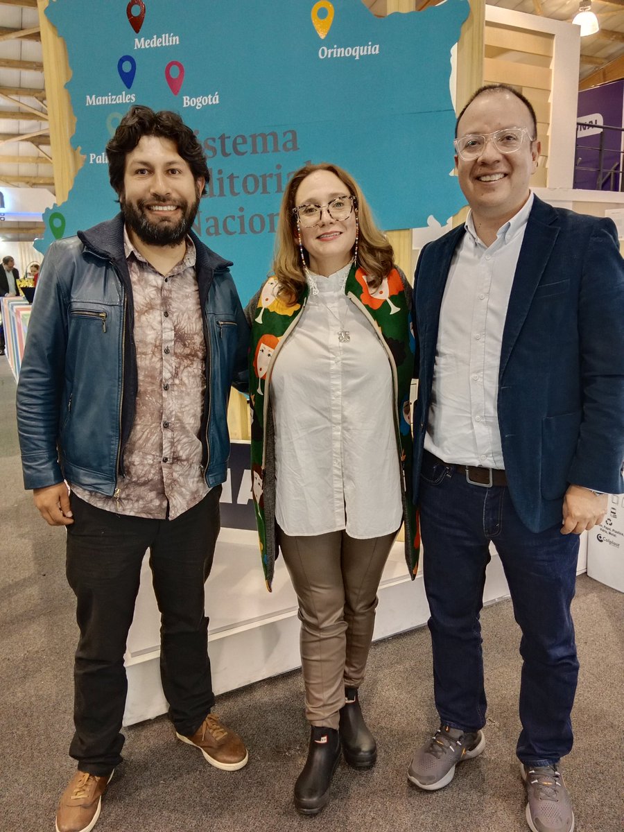 UNJhonGarcia's tweet photo. Estuvimos acompañando el lanzamiento del libro de transformación digital liderado por @UNALabUNAL de la @DNEDUNAL. Les invito a leerlo, sobre todo porque nos enorgullece que varios de los autores del libro mencionan casos concretos impulsados por @Lab101UNAL en el país. Hilo 🧵 https://t.co/Xx3olSD5HW