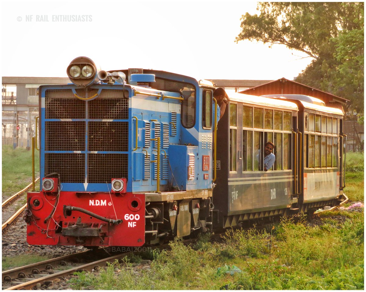 Recently Periodically Overhauled
#Siliguri NDM6 #600 with 52540 #Darjeeling - #NewJalpaiguri NG Passenger at #NewJalpaiguriJunction

#NFRailEnthusiasts

@drm_kir @reachdhr @RailNf @RailMinIndia @AshwiniVaishnaw @RailwaySeva