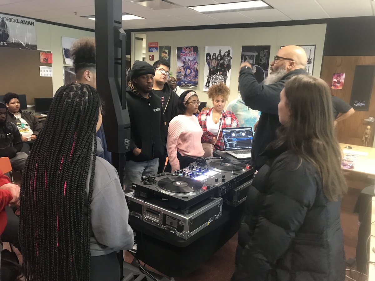 CCS_District's tweet photo. Kids in Mr. Laakso's @McKinleyPups Music Technology class were treated to a visit from a professional deejay — DJ O'Sharp. Great lessons and hands-on experience with turntables! #OhioLovesTeachers https://t.co/UBiEjm5Llv
