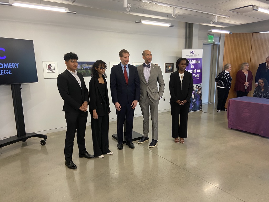 DrWilliams_MC's tweet photo. Federal Student Aid creates opportunities for students! @montgomerycoll @Studentlifetpss  students shared their stories with @FSACOO today! We we need to increase Pell and make short term Pell a reality! https://t.co/eEfFnZ9272