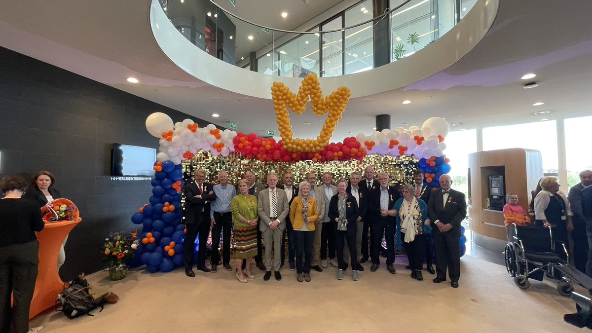 Tijdens de Lintjesregen heeft burgemeester Pieter van de Stadt aan maar liefst vijftien inwoners van Lansingerland een Koninklijke Onderscheidingen uitgereikt. 

Van Harte Gefeliciteerd met jullie onderscheiding!