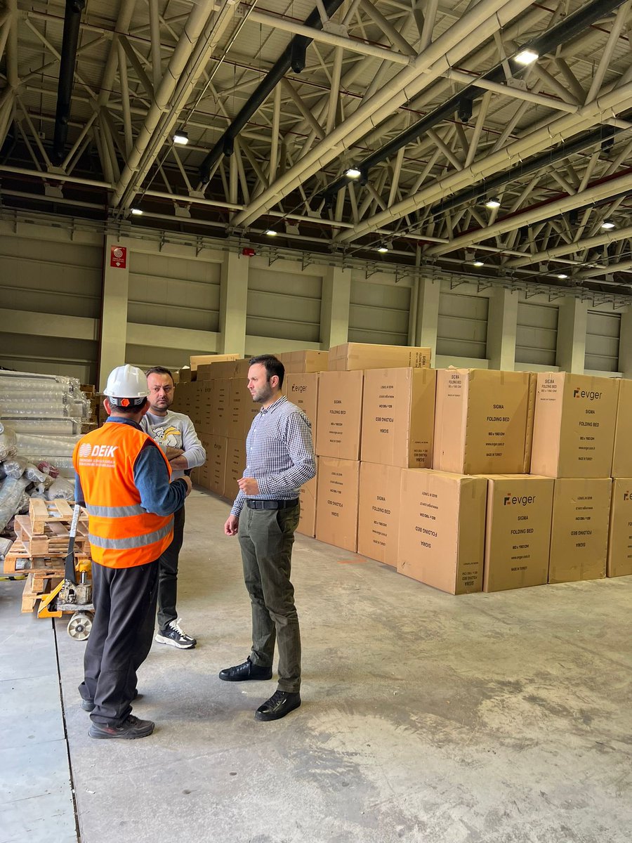 DEİK #Elbistan Yaşam Kenti'mizdeki konteynerlerin eşyalarının eksiksiz olarak sevk edilmesi için #Kayseri’deki lojistik merkezimizde de çalışmalarımıza gece gündüz aralıksız devam ediyoruz.

Katkı sağlayan herkese şükranlarımızı sunuyoruz.

#YaralarımızıBirlikteSaracağız