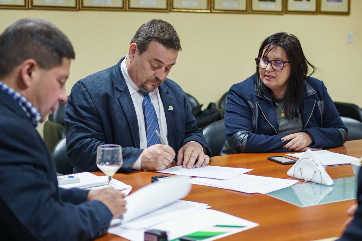 Mesa de trabajo y firma de convenio de colaboración con el Decano de la Fac de C. Exactas, Químicas y Naturales de la UNaM,  #DardoMarti, también presente <a href="/farmnataliar/">Natalia Rodriguez</a> gracias <a href="/LeiboA/">Andrés Leibovich</a> por acompañar. Gracias equipo <a href="/SaludMisiones/">Ministerio Salud Mis</a> que todo siga creciendo!! <a href="/gobmisiones/">Gobierno de Misiones</a>