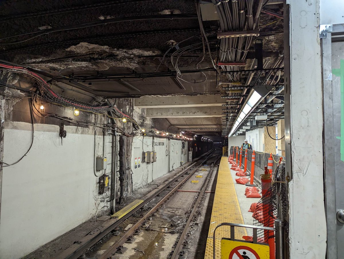 The new platform that will connect to Line 5 now visible at Eglinton Station.

📷 Chris Edwards

#Toronto #TTC #Line5Toronto #EglintonCrosstown