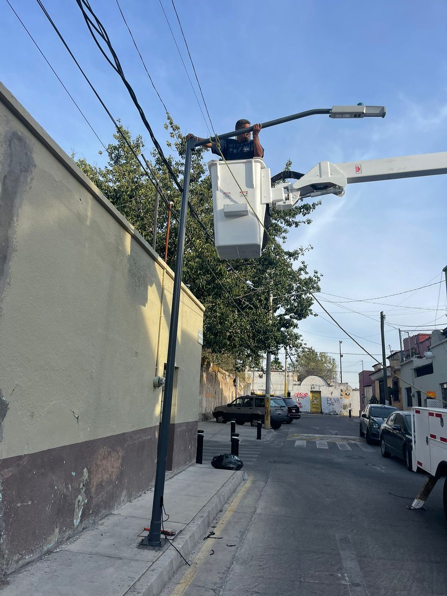 colonos_c's tweet photo. Quiero agradecer a nuestro Director de alumbrado publicó @ArqEnriqueAG  por la reposición de una de nuestras luminarias ya que fue derribado por camión de Corona y ayerya quedó muchas gracias a todo su gran equipo de trabajo. 
 @PabloLemusN  @felixgastelum1 https://t.co/jeEdUJfb5i