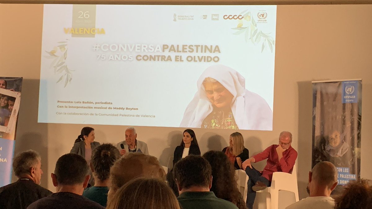 ElenaPuig14's tweet photo. #conversapalestina 75 anys contra l’oblid, difícil escoltar sense emocionar-se. Guardar les claus de generació en generació i seguir somniant en tornar al seu pais #Palestina https://t.co/MFoLjg9b4k
