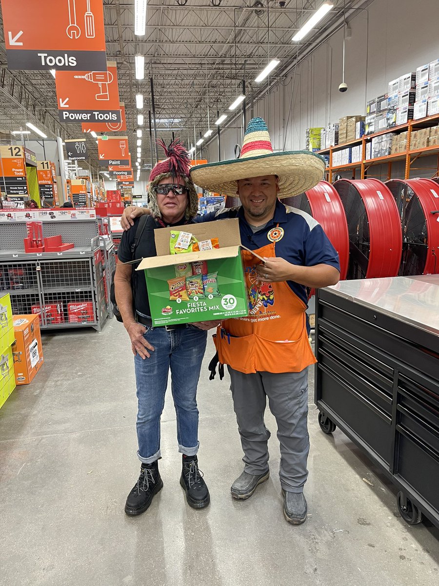 Jennifer0563's tweet photo. Day 3 of F.E.R celebration 🎉 🧡🧡 “You are all that &amp; a bag of chips” with some crazy socks 🧦 &amp; hats 🎩🎓⛑🪖👑🧢👒 our CXM Donny gladly celebrated with the associates 🧡 @Ana_A_Duran @lorenacc1980 @Paula35Graham #HomeDepot https://t.co/y7miRq5Xkn
