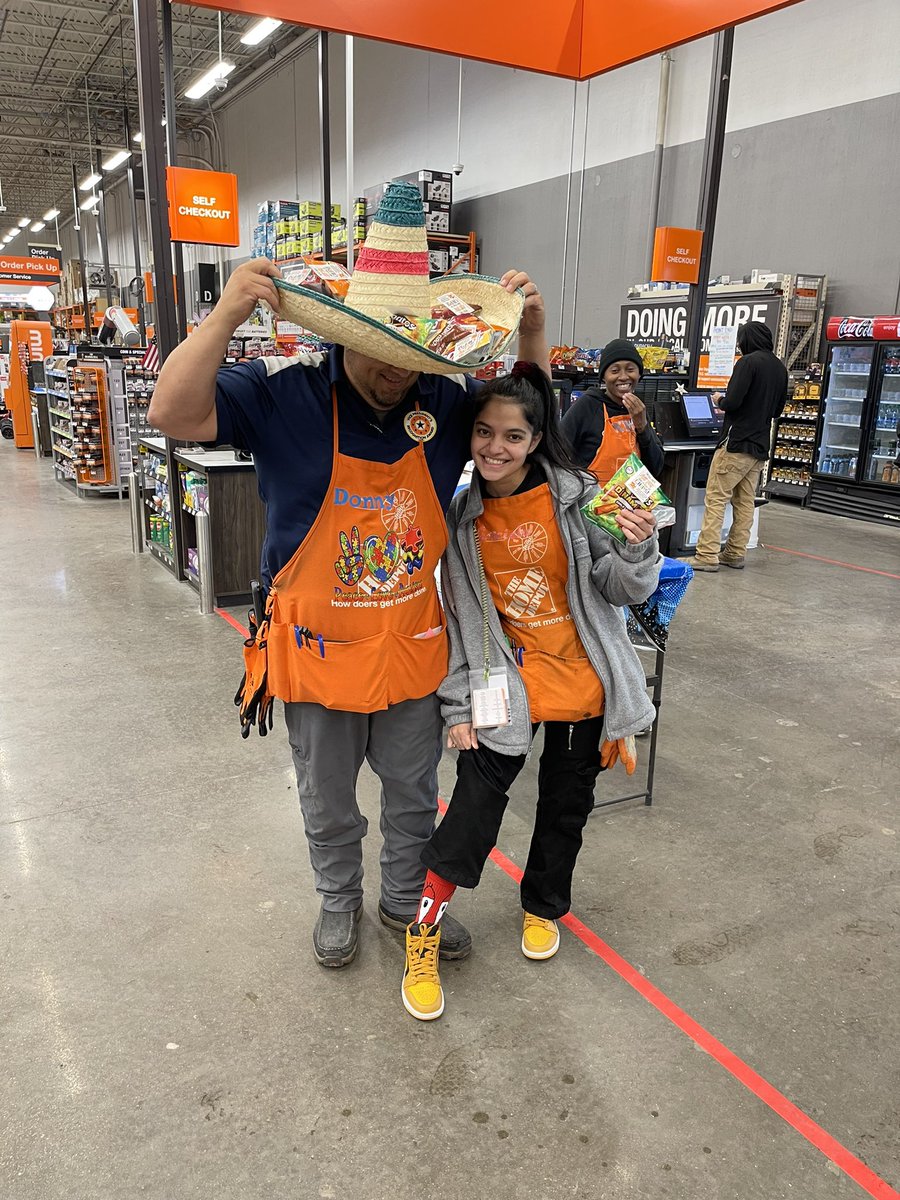 Jennifer0563's tweet photo. Day 3 of F.E.R celebration 🎉 🧡🧡 “You are all that &amp; a bag of chips” with some crazy socks 🧦 &amp; hats 🎩🎓⛑🪖👑🧢👒 our CXM Donny gladly celebrated with the associates 🧡 @Ana_A_Duran @lorenacc1980 @Paula35Graham #HomeDepot https://t.co/y7miRq5Xkn