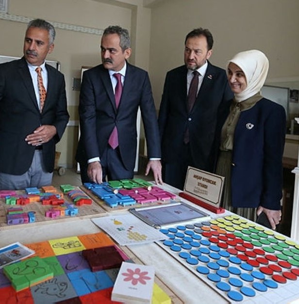 bursailmem16's tweet photo. 🎯Bursa'daki meslek liseleri; patent, faydalı model, tasarım ve marka tescili için yapılan 9.125 başvuru ile Türkiye'de ilk sırada yer aldı.

Emek veren yönetici, öğretmen ve öğrencilerimize teşekkürler...

@tcmeb @prof_mahmutozer @BursaValiligi @nznsener @SeyitAliBuyuk #bursamem https://t.co/pMjd8sd0Yz