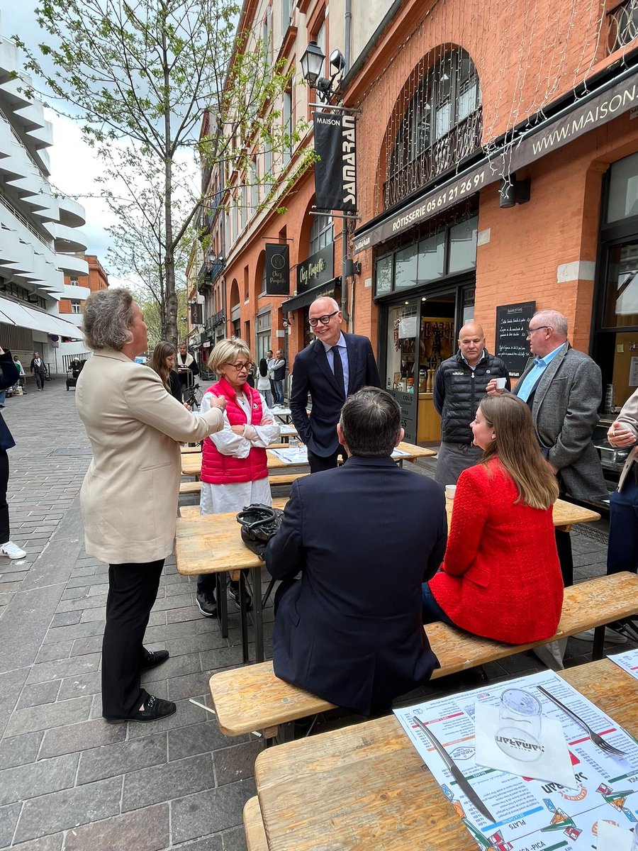 TlseMHorizons's tweet photo. 🔵 RETOUR EN IMAGES 🔵

C’était il y a déjà 2 semaines ! Édouard Philippe arrivait en fin de matinée à Toulouse !

Au marché Victor Hugo, de riches échanges avec les commerçants ont porté sur l’économie de proximité et l’art de vivre à la toulousaine…
🧺🍎🧀🥦🍷 https://t.co/eIG01f4HoE